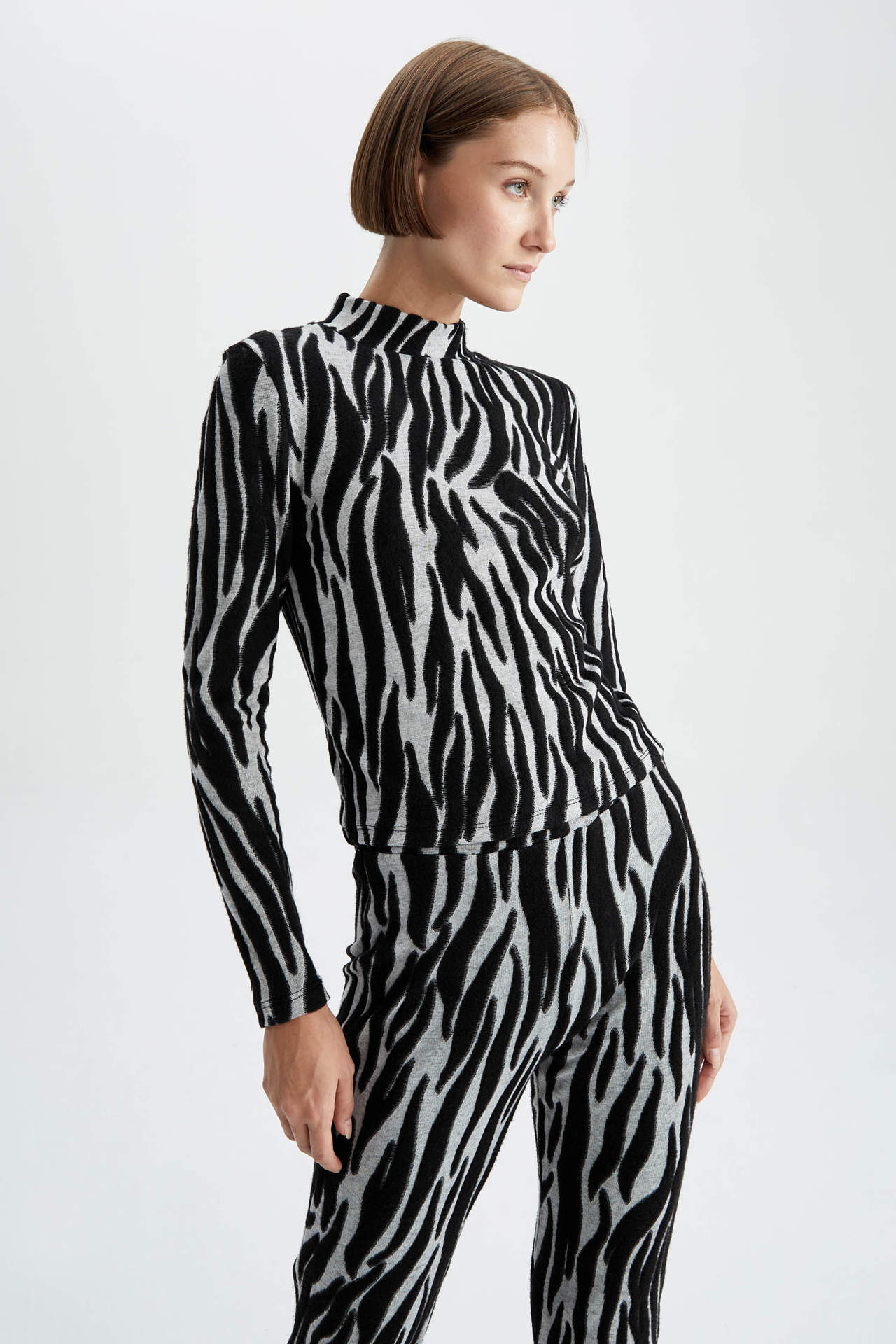 Levně DEFACTO Slim Fit Half Turtleneck Zebra Desenli Long Sleeve T-Shirt