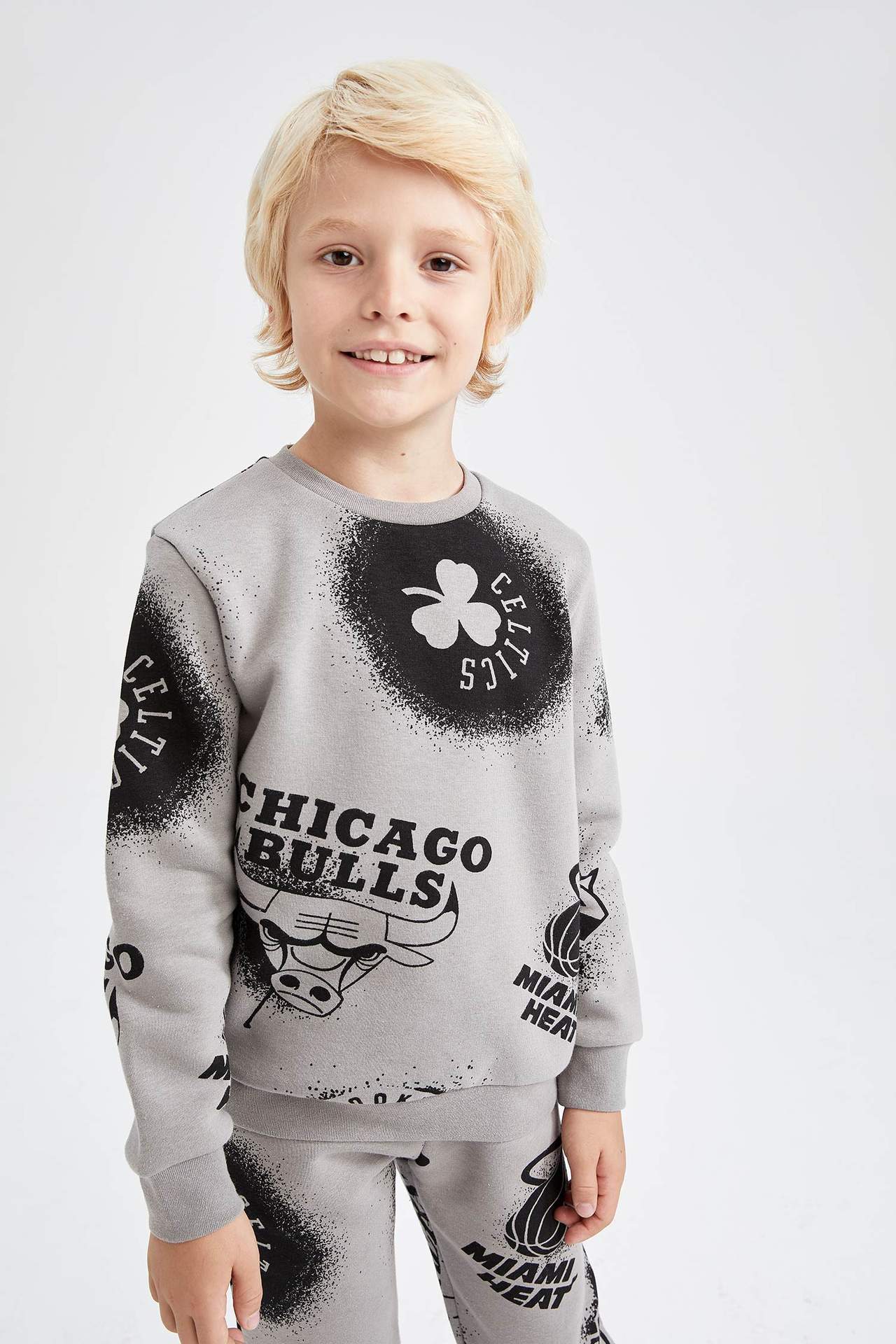 DEFACTO Regular Fit NBA Licensed Crew Neck Sweatshirt