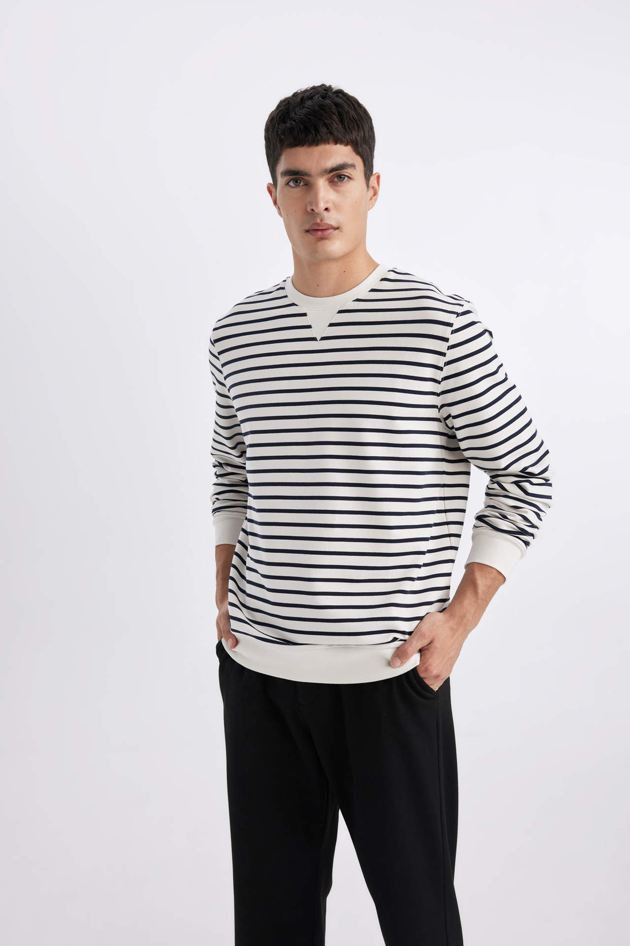 Levně DEFACTO Modern Fit Crew Neck Striped Sweatshirt