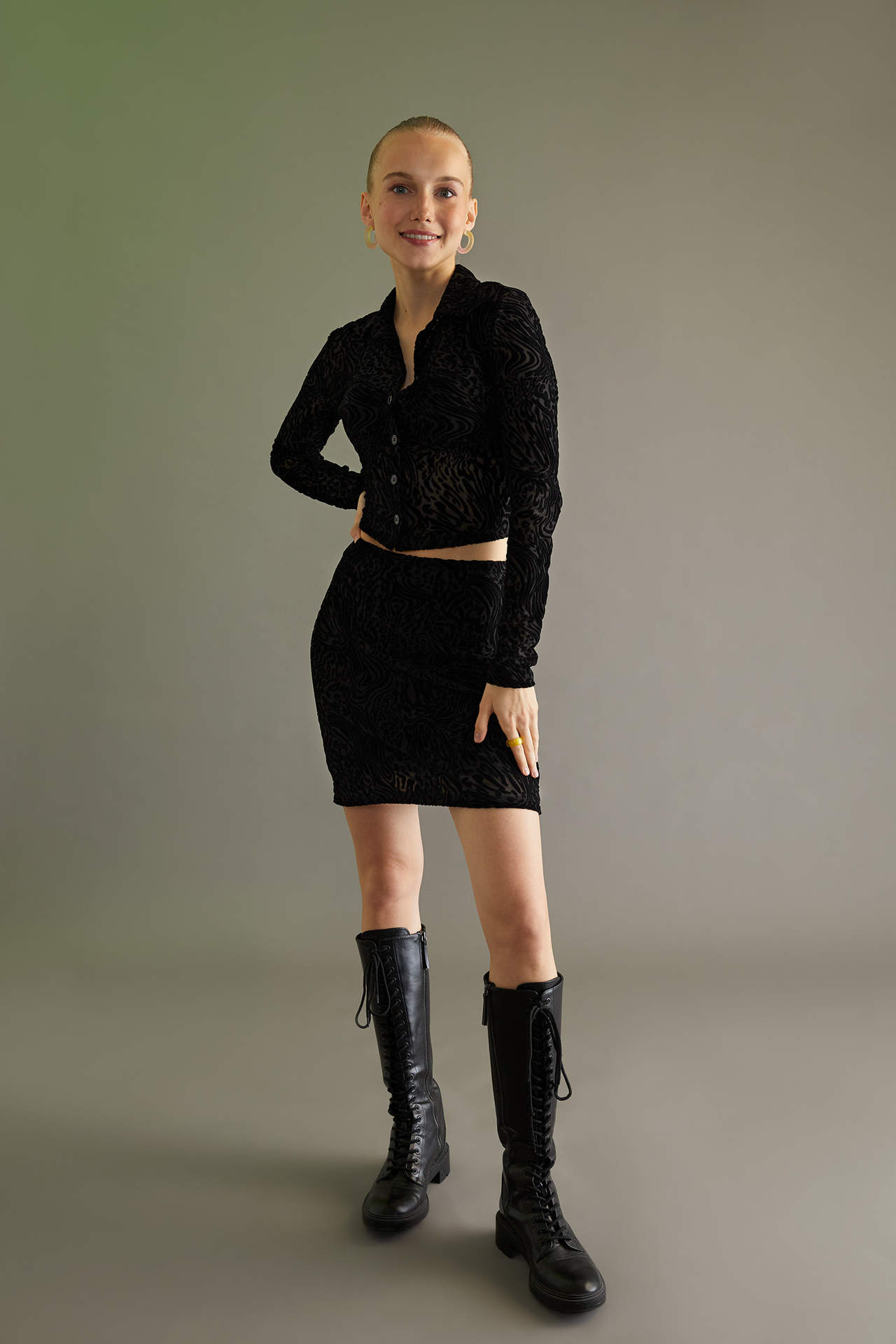 DEFACTO Slim Fit Velvet Mini Knitted Skirt