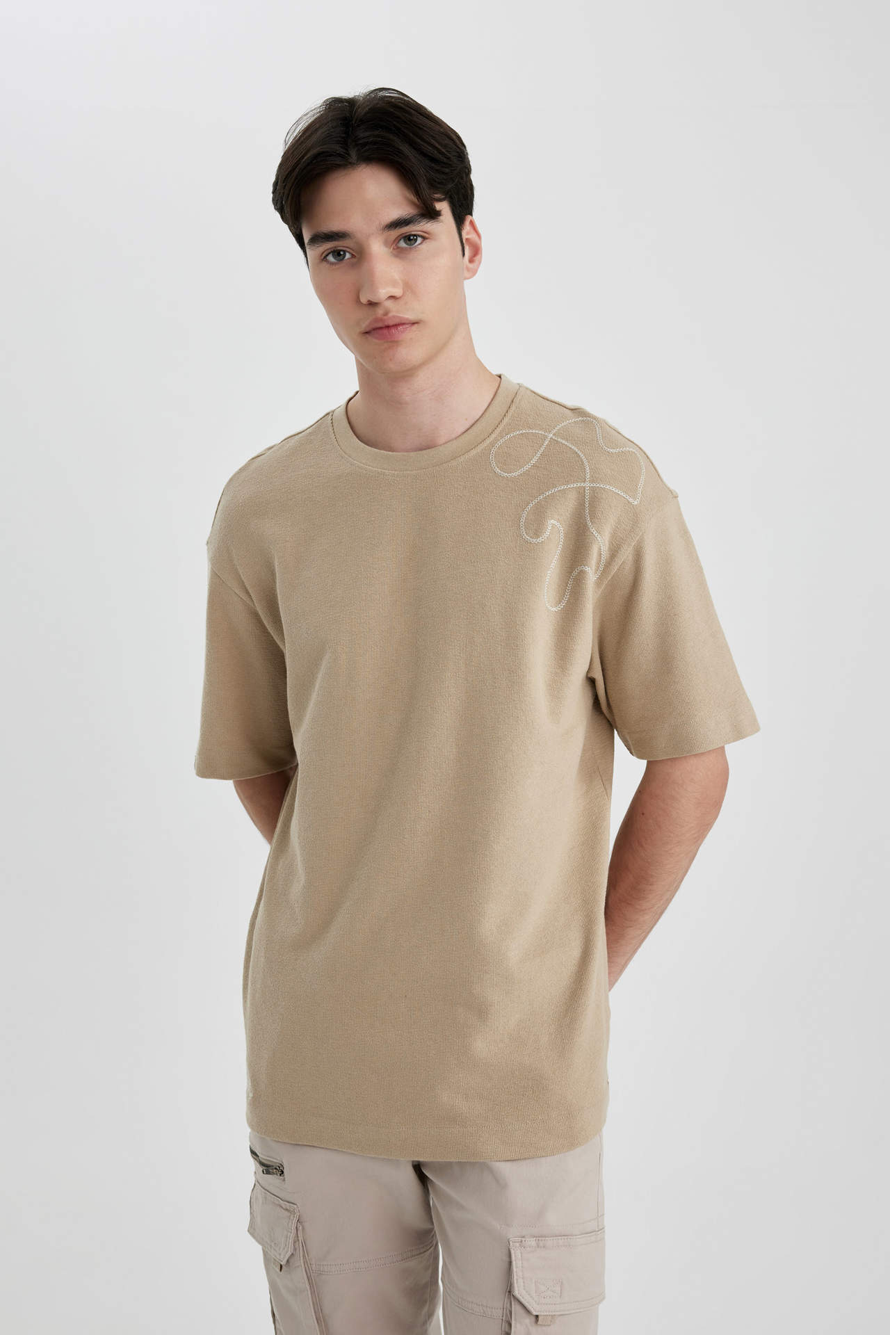 Levně DEFACTO Comfort Fit Crew Neck Printed Short Sleeve T-Shirt