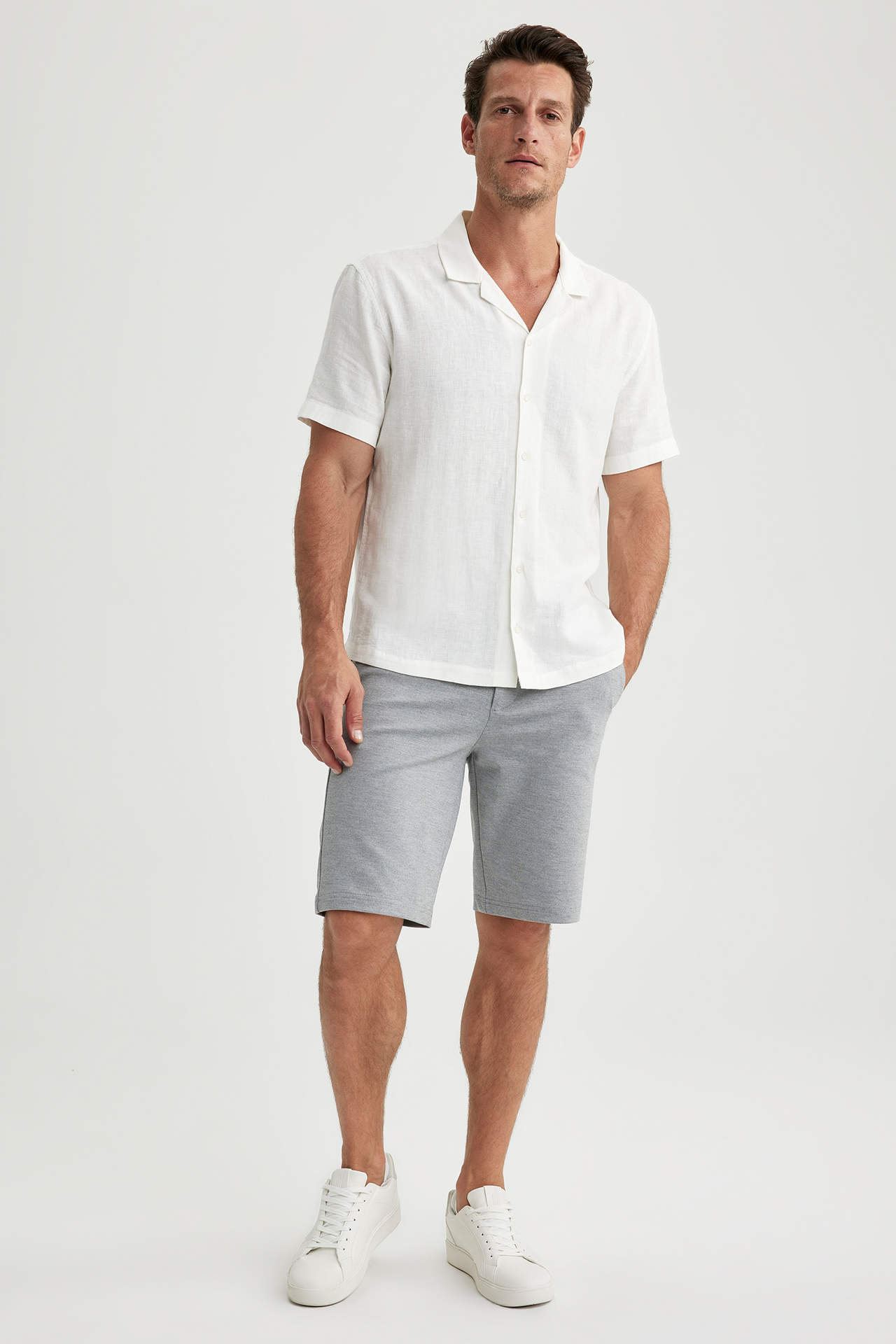 Levně DEFACTO Modern Fit Resort Neck Short Sleeve Shirt