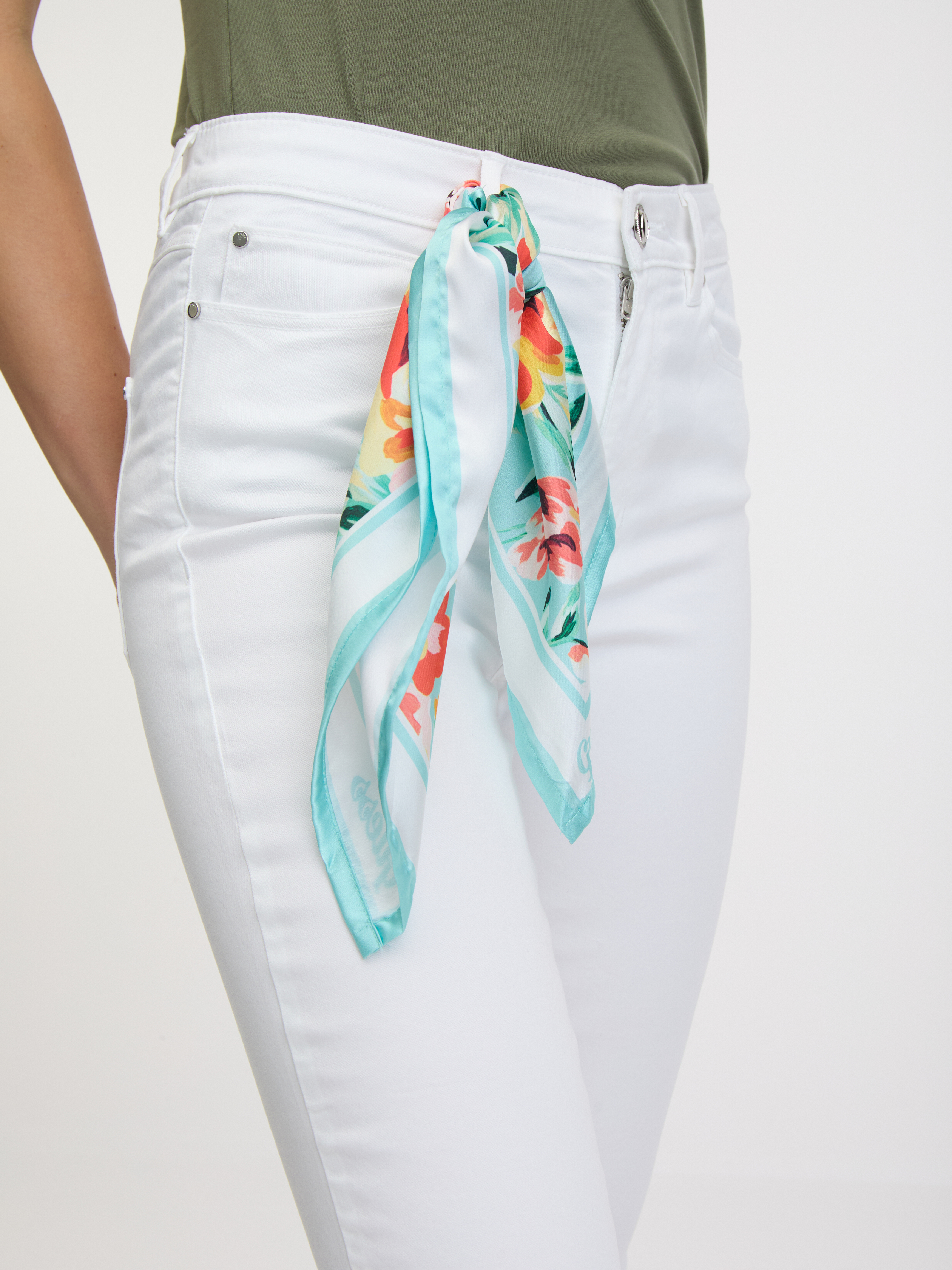 Skinny fit pentru femei Guess - alb