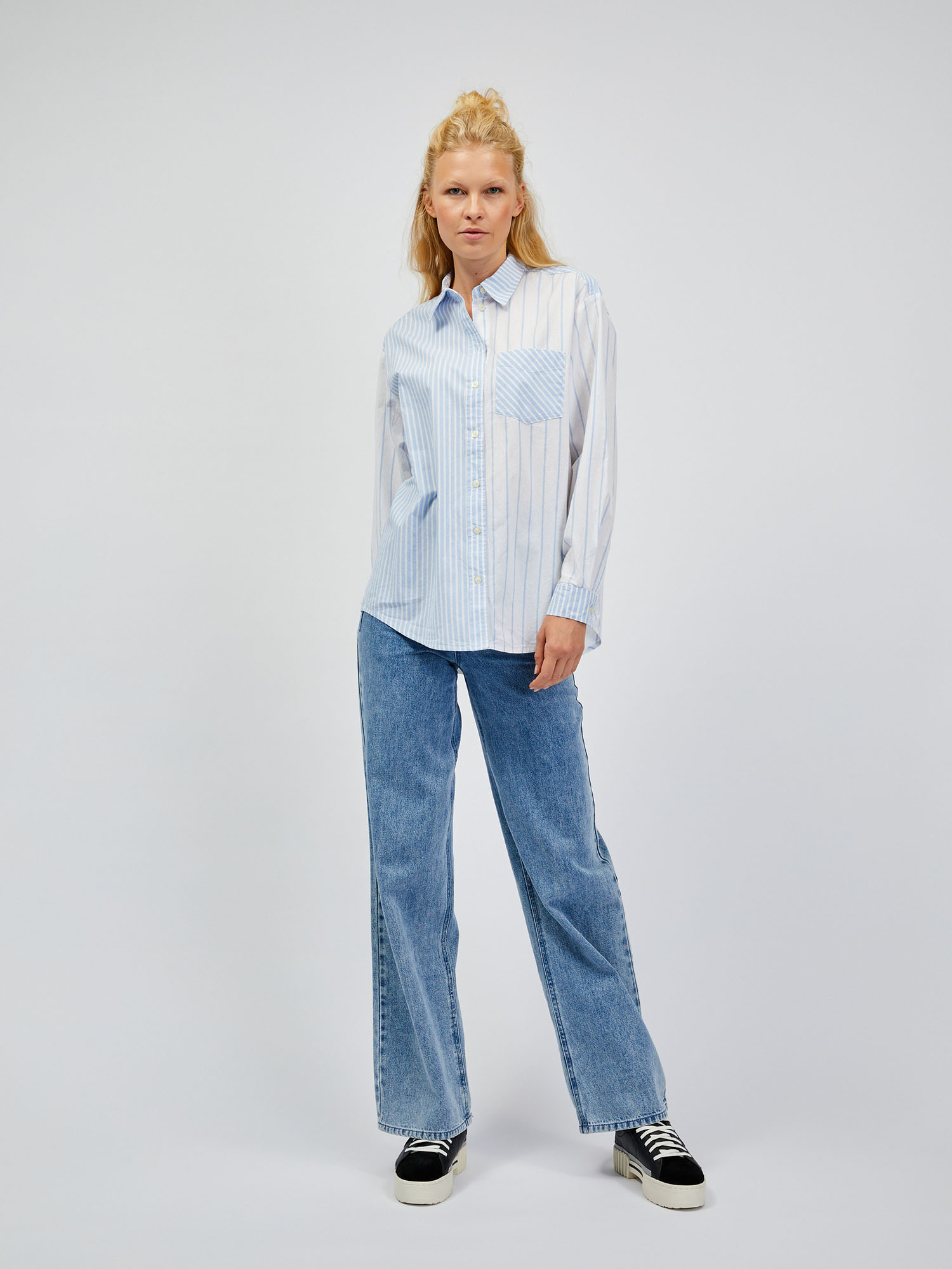 Camasi pentru femei GAP - albastru deschis, alb