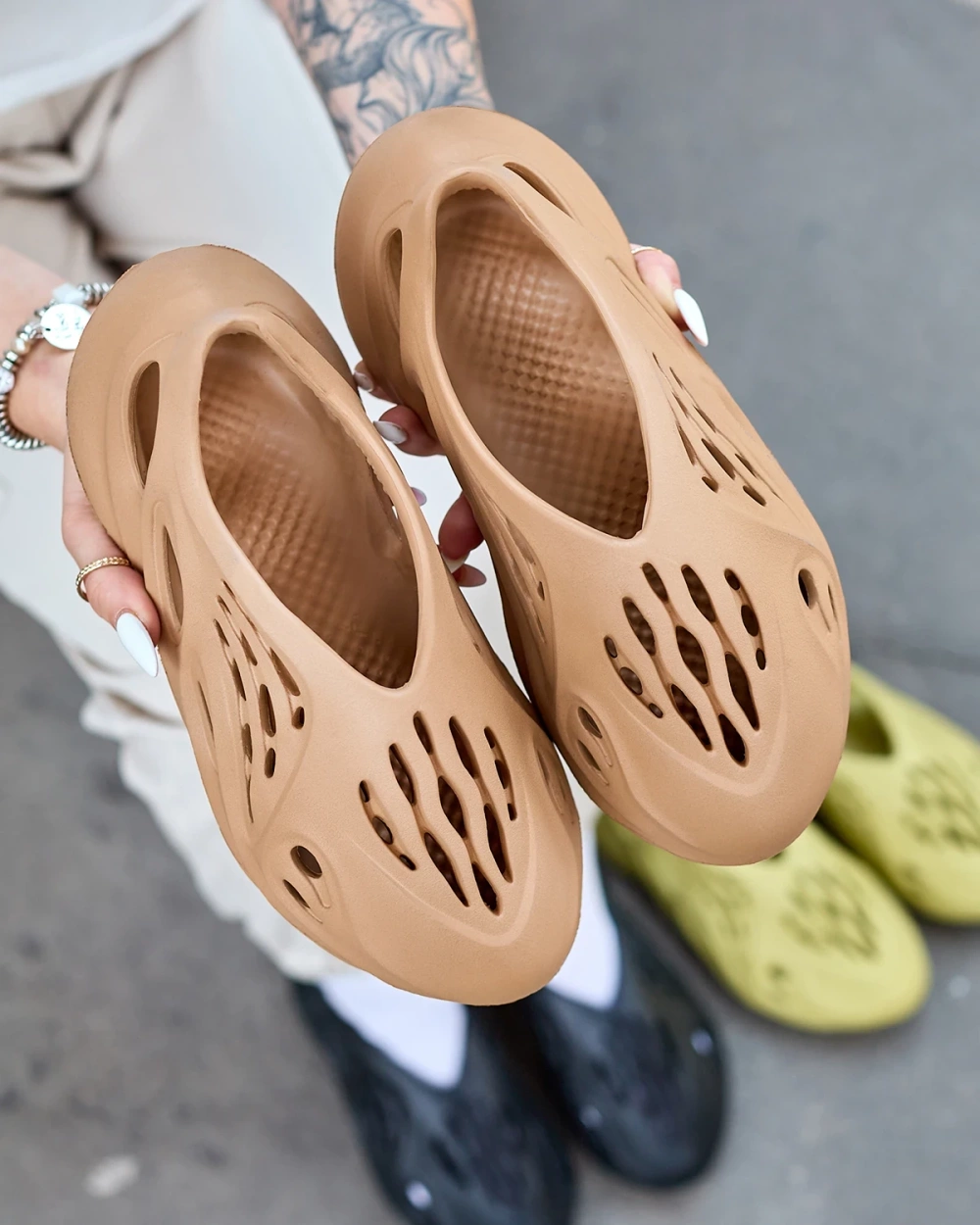 Resti Women&#039;s sports shoes with cutouts in camel Loydi