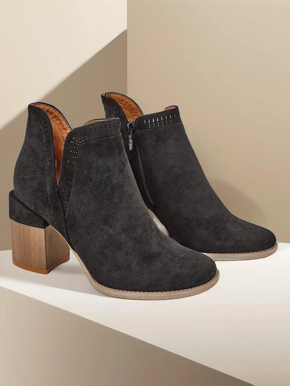 Resti Women&#039;s ankle boots on a post Vettot
