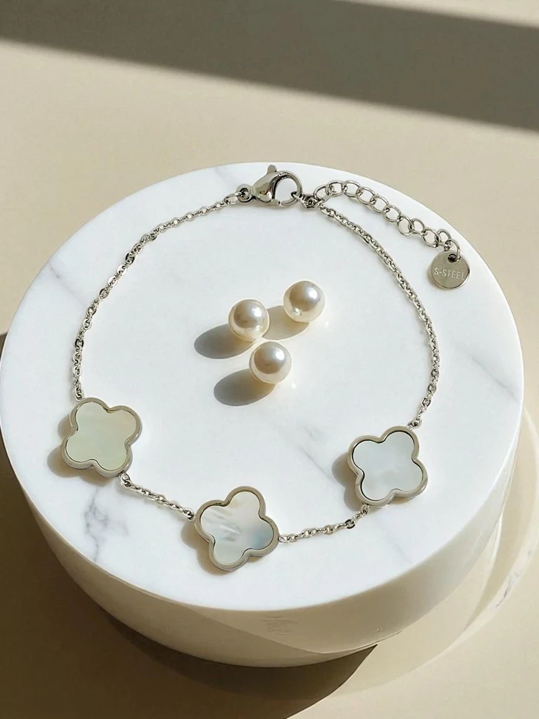 Náramok Callisto Nero s kvetinovým motívom