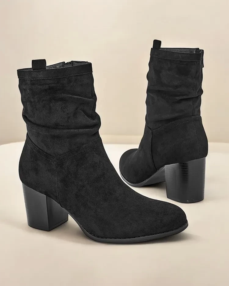 Resti Women&#039;s boots on a post Omiese