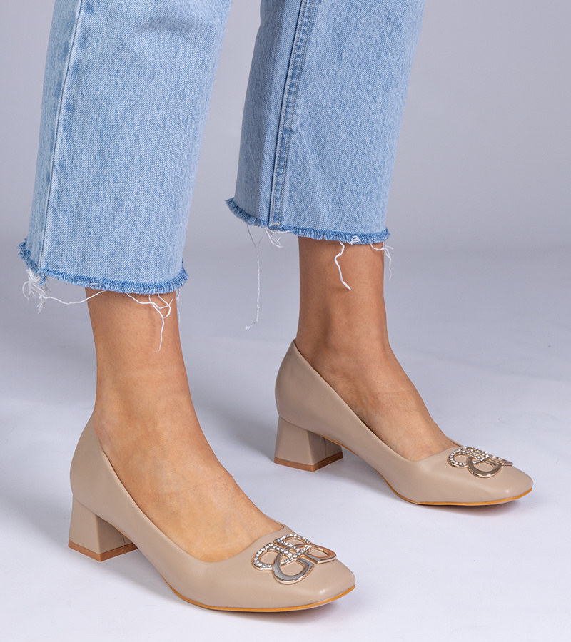 marka niezdefiniowana Brown low heel pumps with rhinestones Cahes