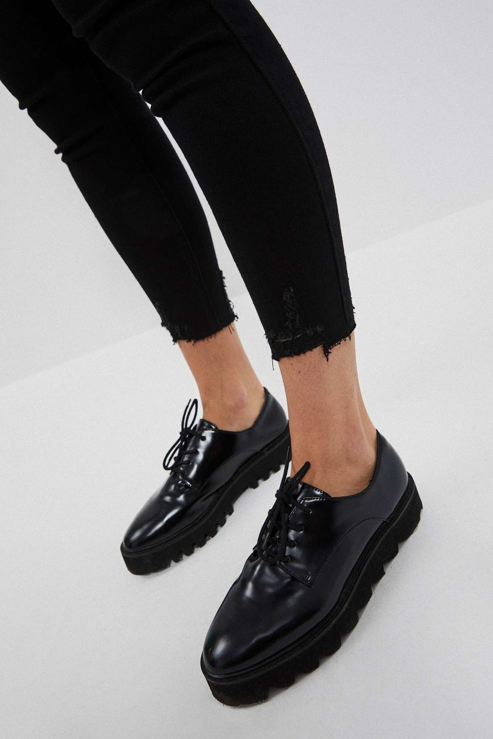 Slim fit jeans with frayed legs