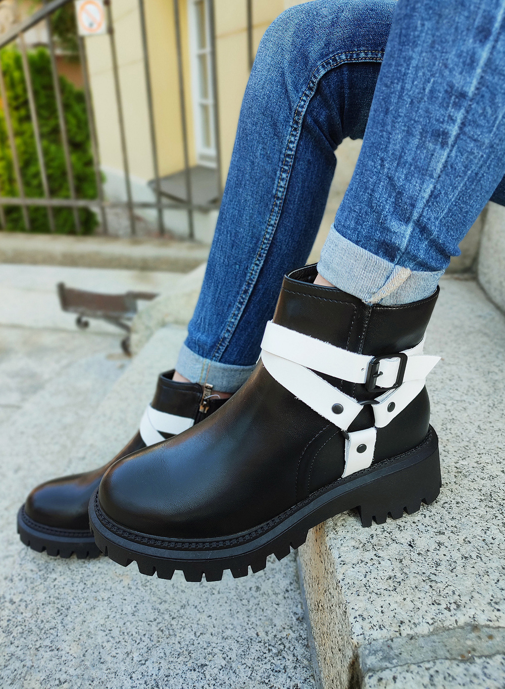 primohurt Czarne botki damskie z białym zdobieniem Aline