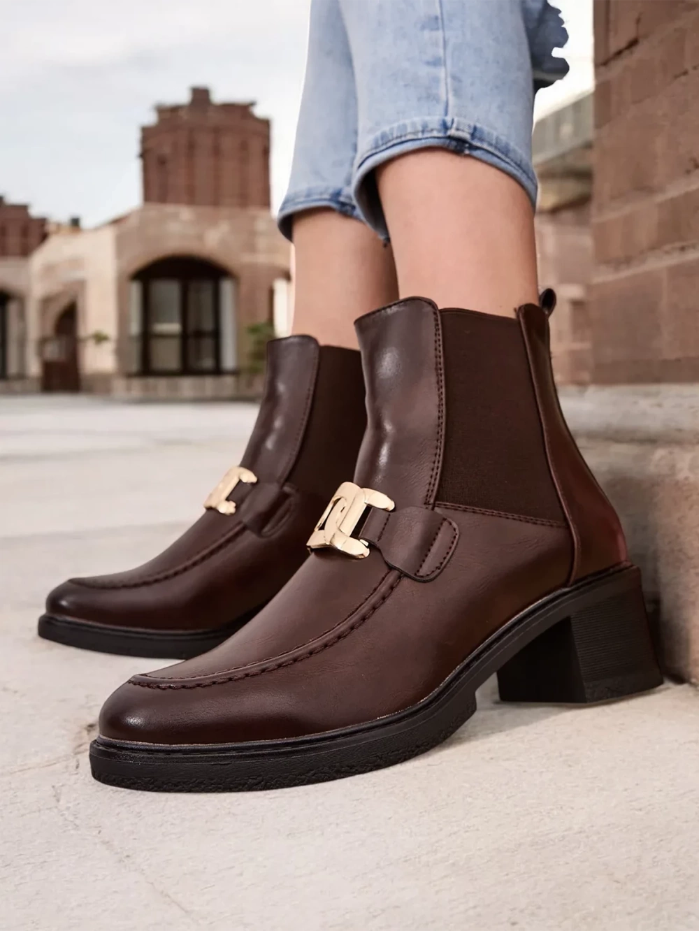Resti Women&#039;s ankle boots with a low heel Ewios