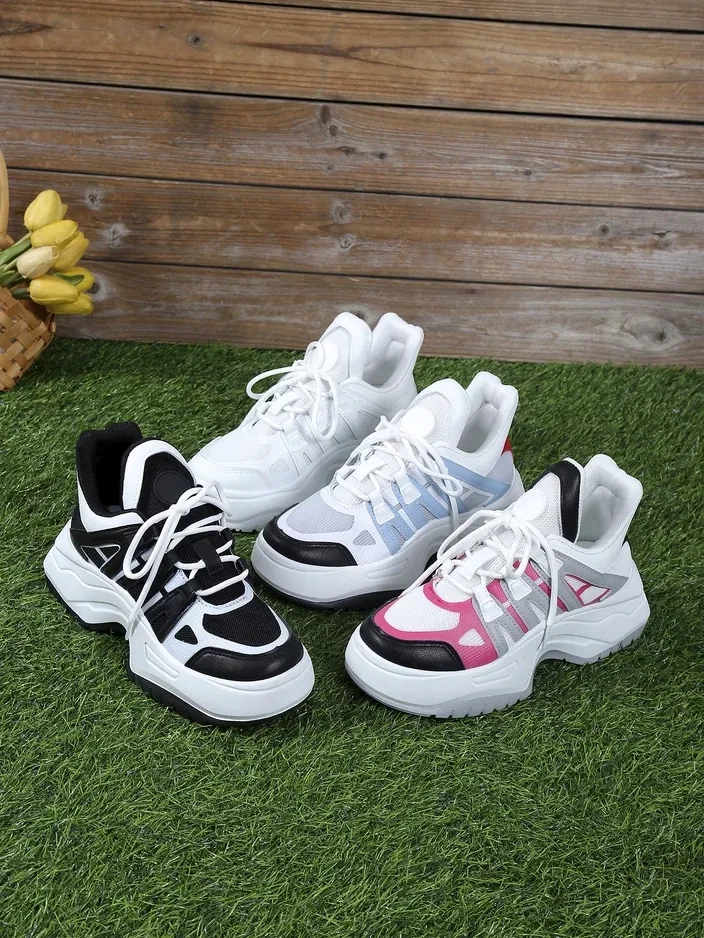 Resti Women's sporty sneakers on a thicker sole Loness