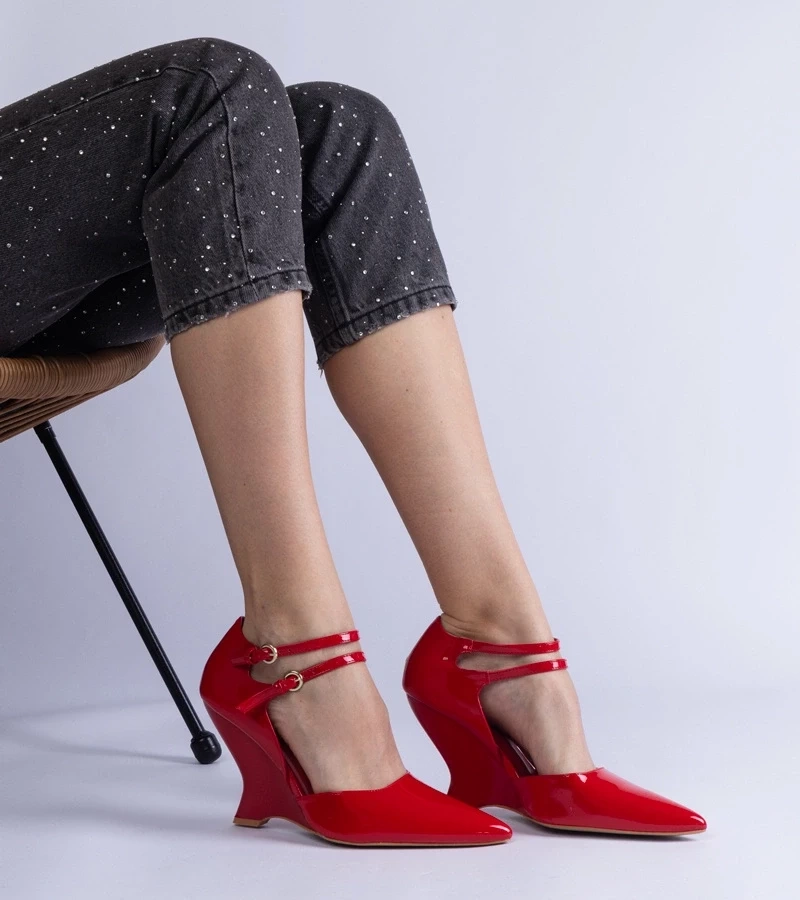 Gemre Pantofi roșii de lac cu platformă și catarame Vizario