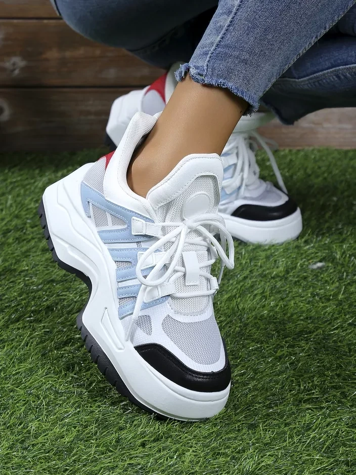 Resti Women's sporty sneakers on a thicker sole Loness