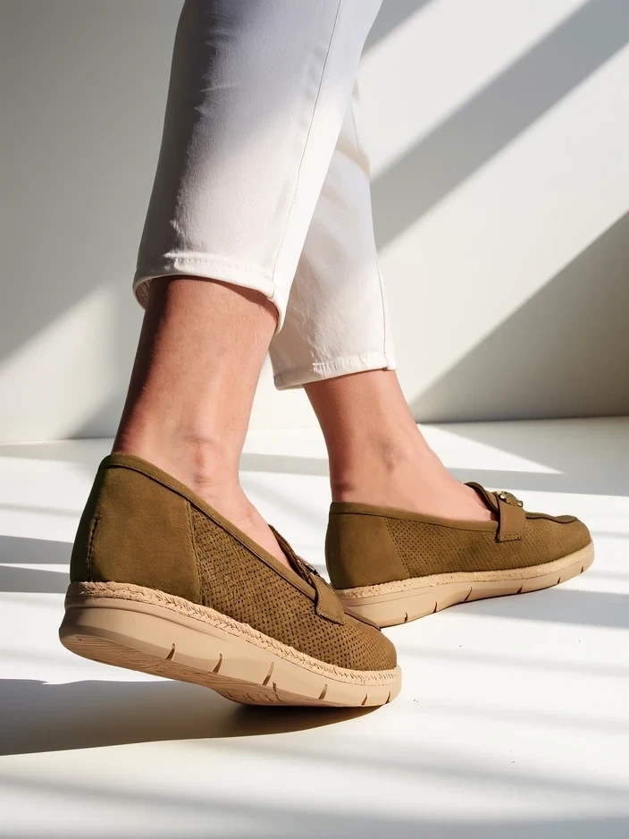 Resti Women’s flats with a decorative accent on the toe