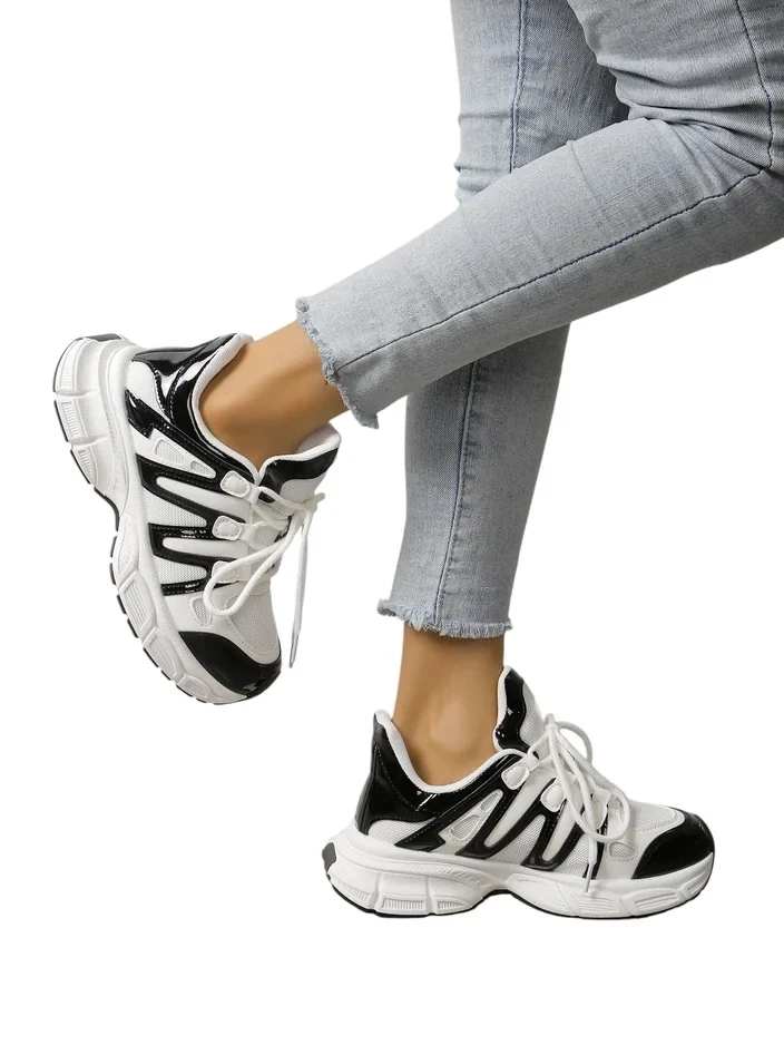 Resti Women's sporty sneakers on a thicker sole Loness