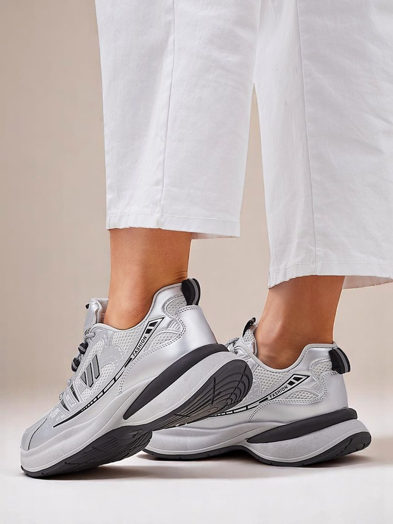Resti Women's sporty sneakers on a thicker sole Roality