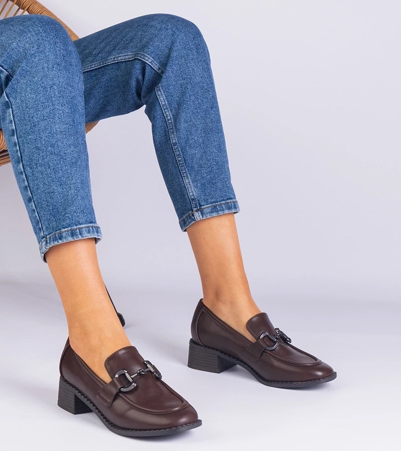 Gemre Pantofi maro de damă cu toc și ornament metalic Sopolino