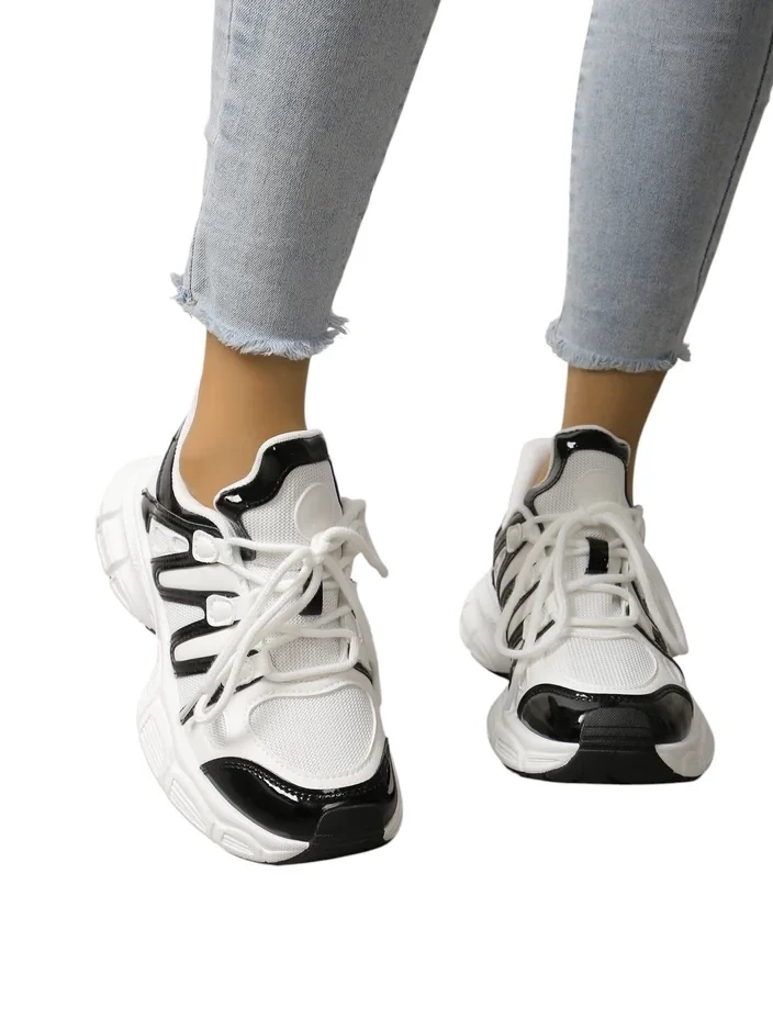 Resti Women's sporty sneakers on a thicker sole Loness