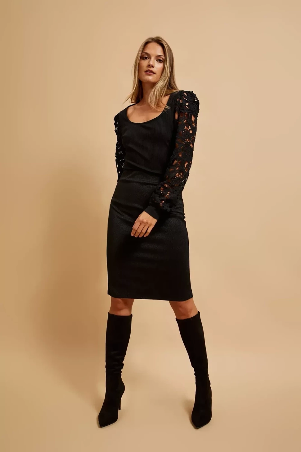 Blouse with lace sleeves