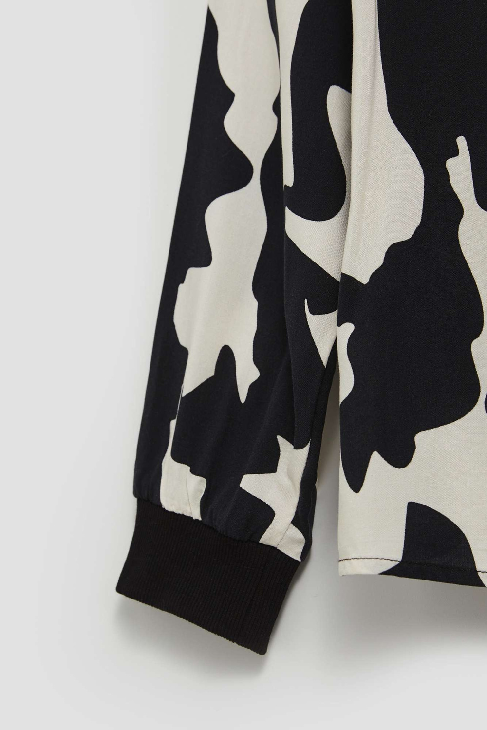 Marisse Patterned V-Neck Shirt, Black