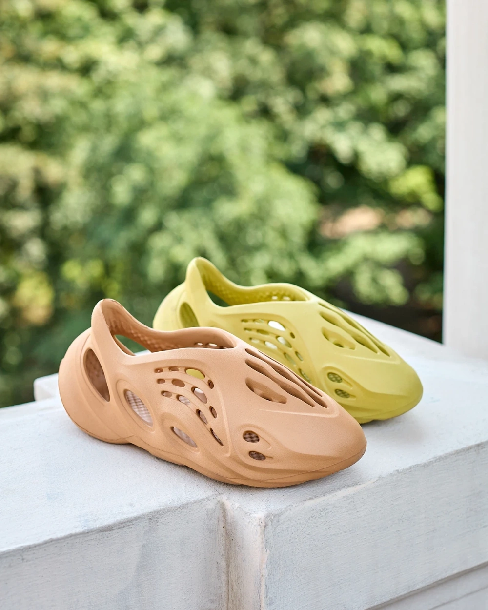 Resti Women&#039;s sports shoes with cutouts in camel Loydi
