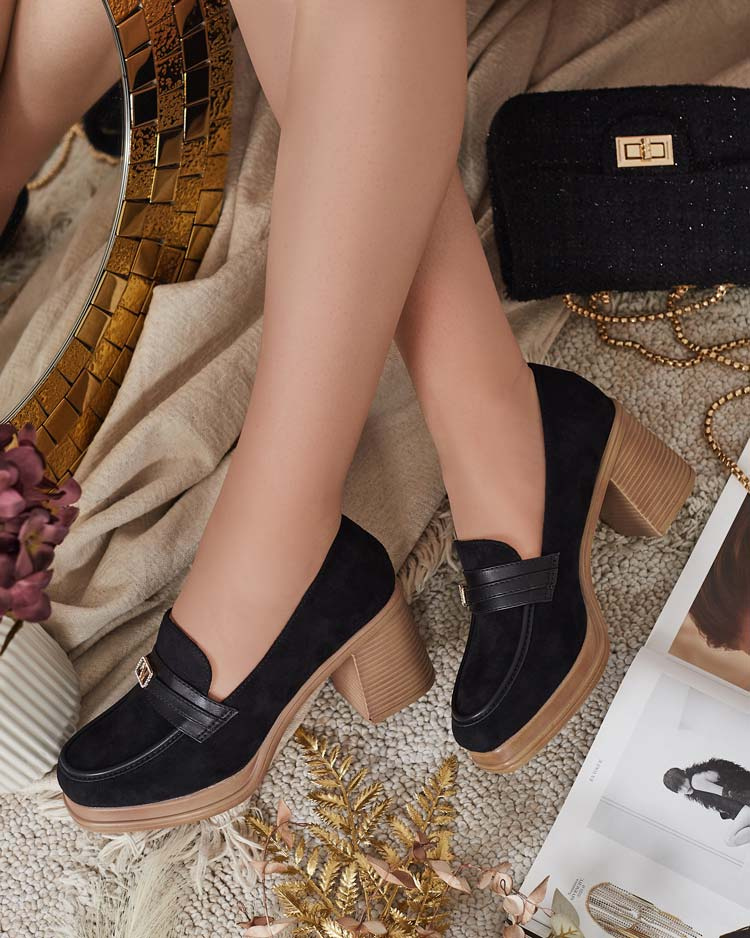 Resti Women&#039;s moccasins on a post Lemaneg