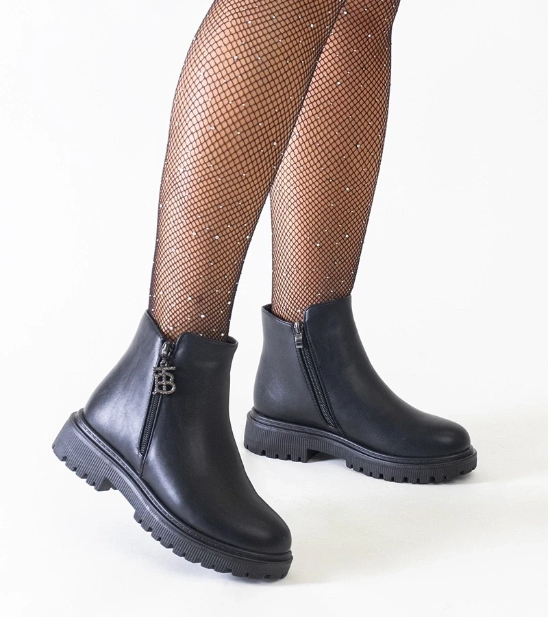 Gemre Botine negre cu un pandantiv decorativ pe platformă din eco-piele Melane.