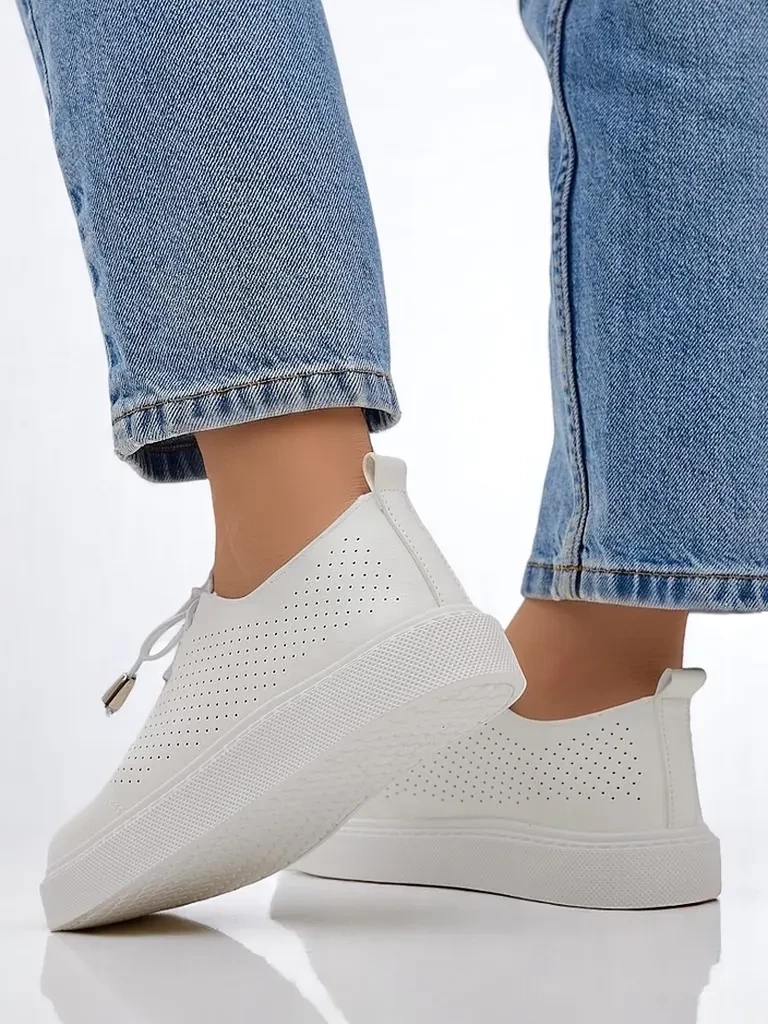 Resti Women&#039;s perforated laced sports shoes Vaned