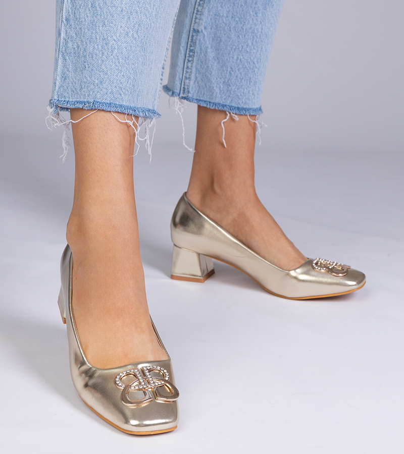 marka niezdefiniowana Gold low heel pumps with rhinestones Cahes