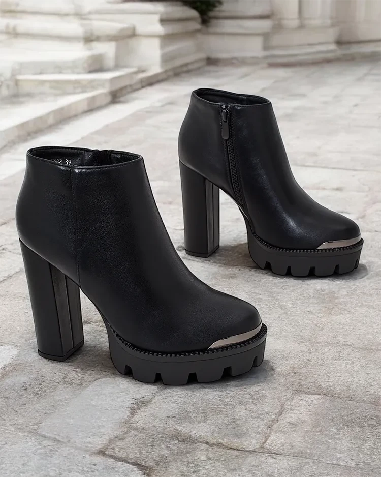 Resti Women's boots on a post Oveneb