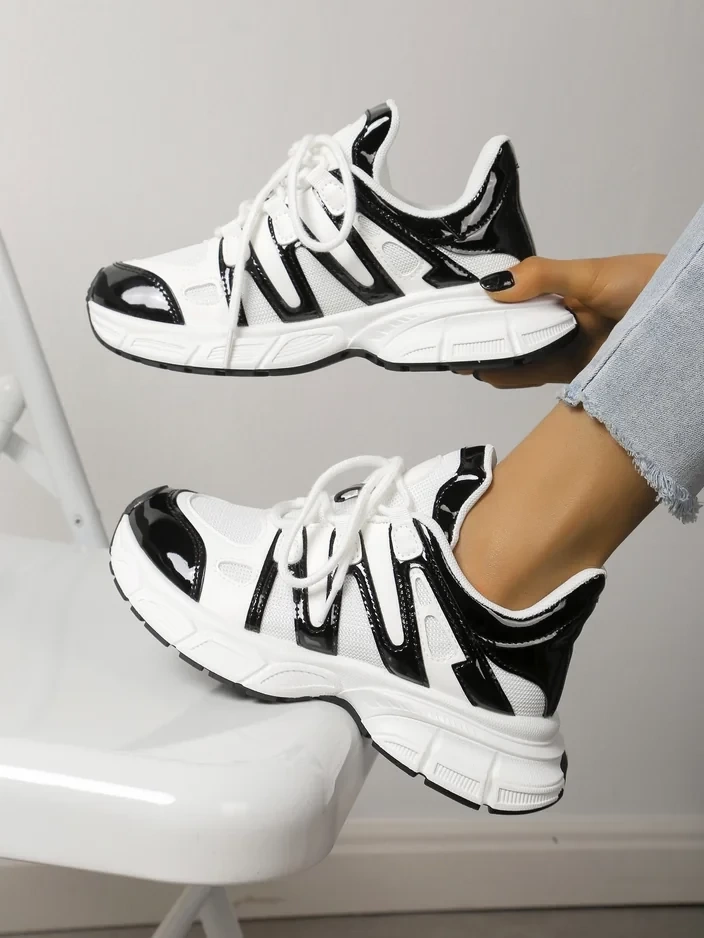 Resti Womens sporty sneakers on a thicker sole Loness