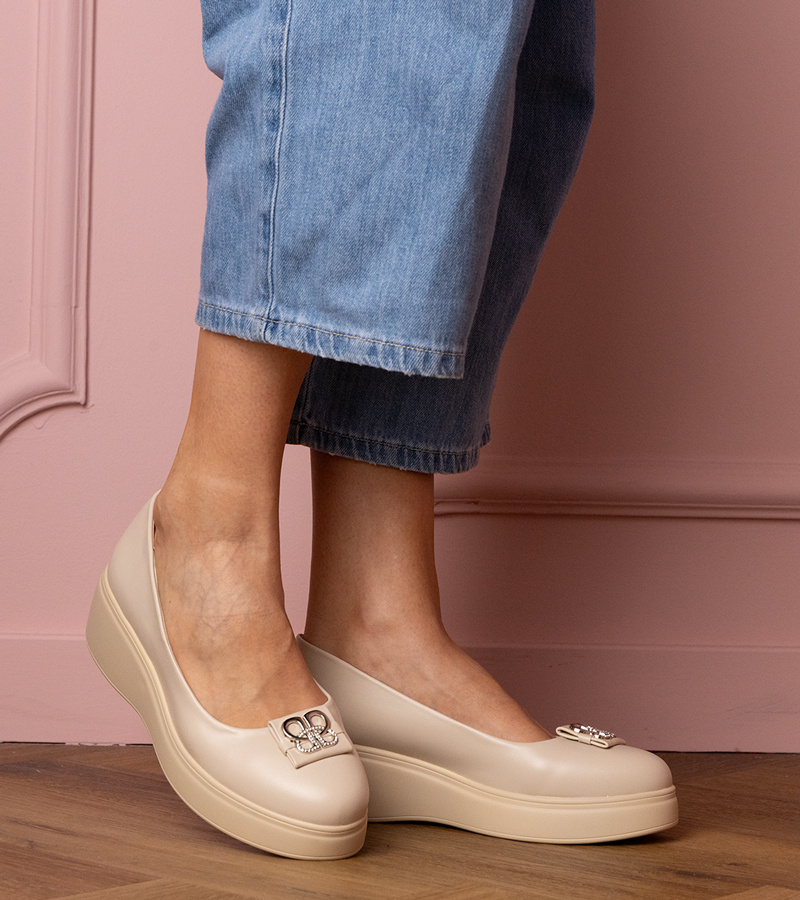 Gemre Pantofi bej pe platformă cu decorațiune din zirconiu Patos