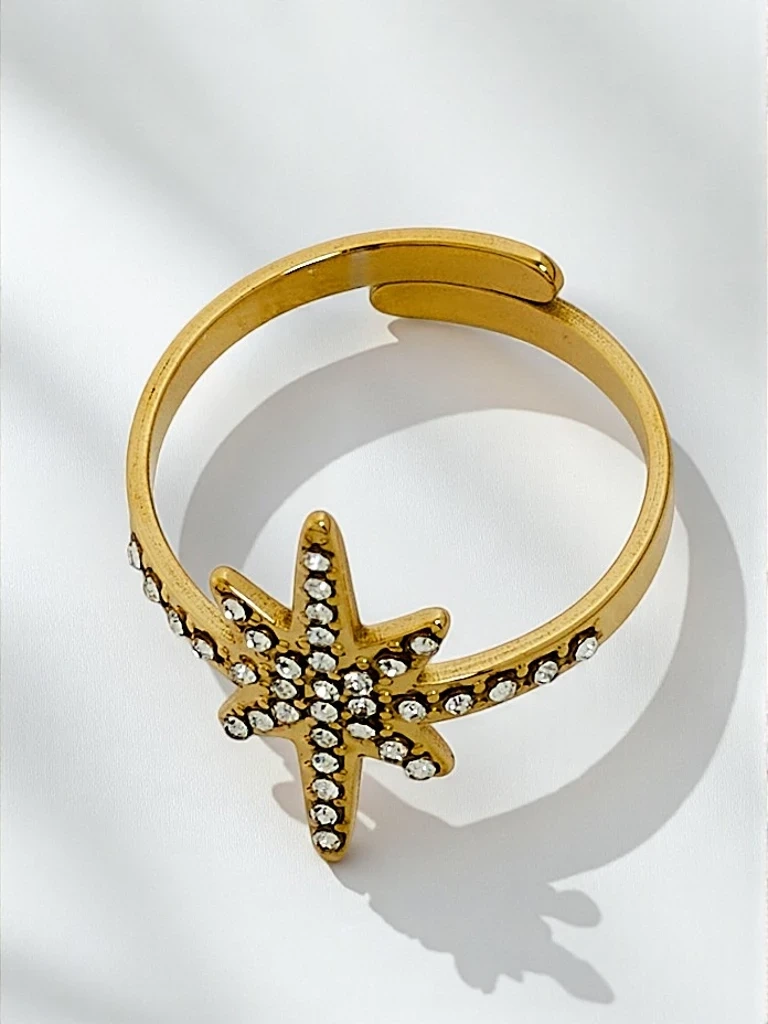 Zlatý náramok s ozdobnými príveskami