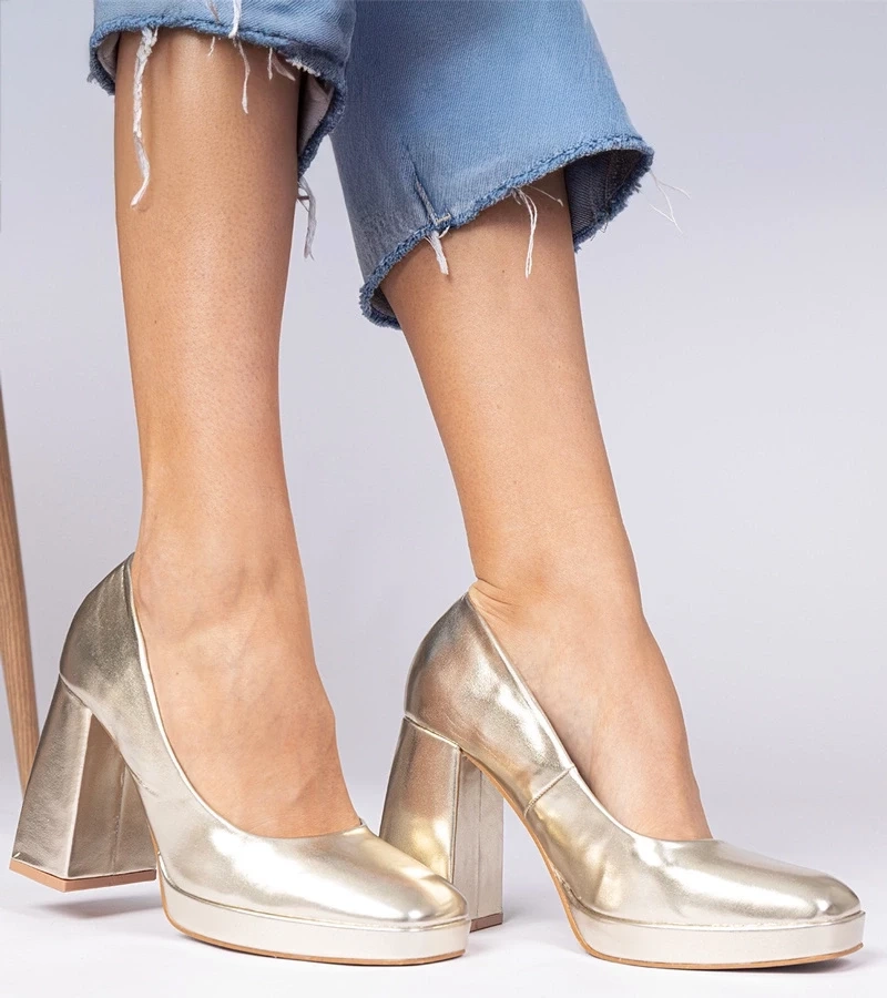 marka niezdefiniowana Gold square-toe pumps on a massive heel Irenois