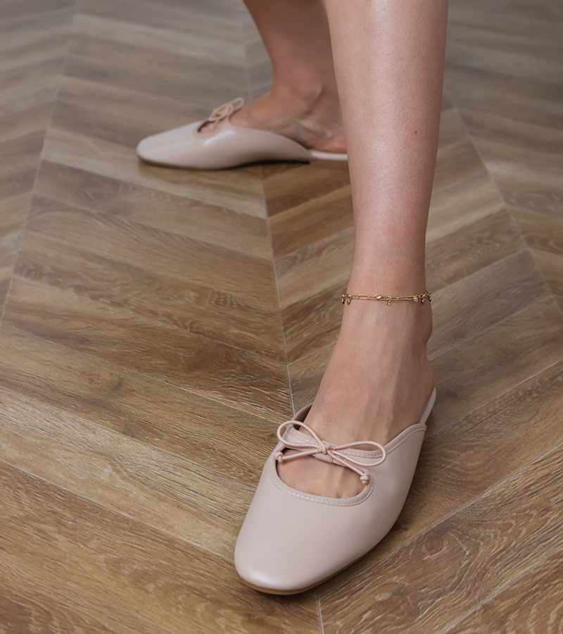 D/CEO Beige closed-toe flat sandals Matila