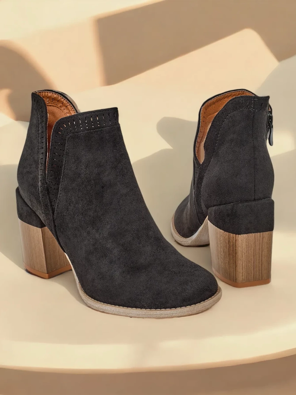 Resti Women's ankle boots on a post Vettot