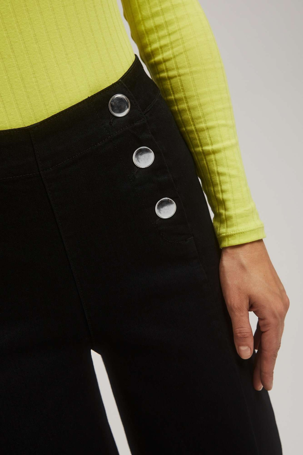 Jeans with decorative buttons