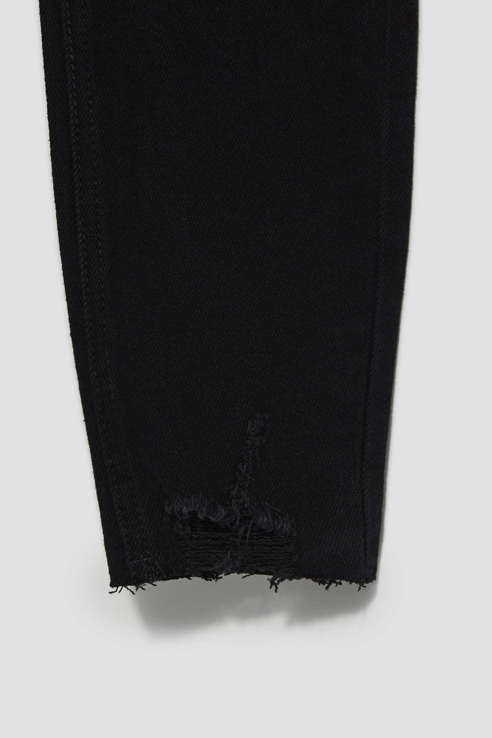 Slim fit jeans with frayed legs