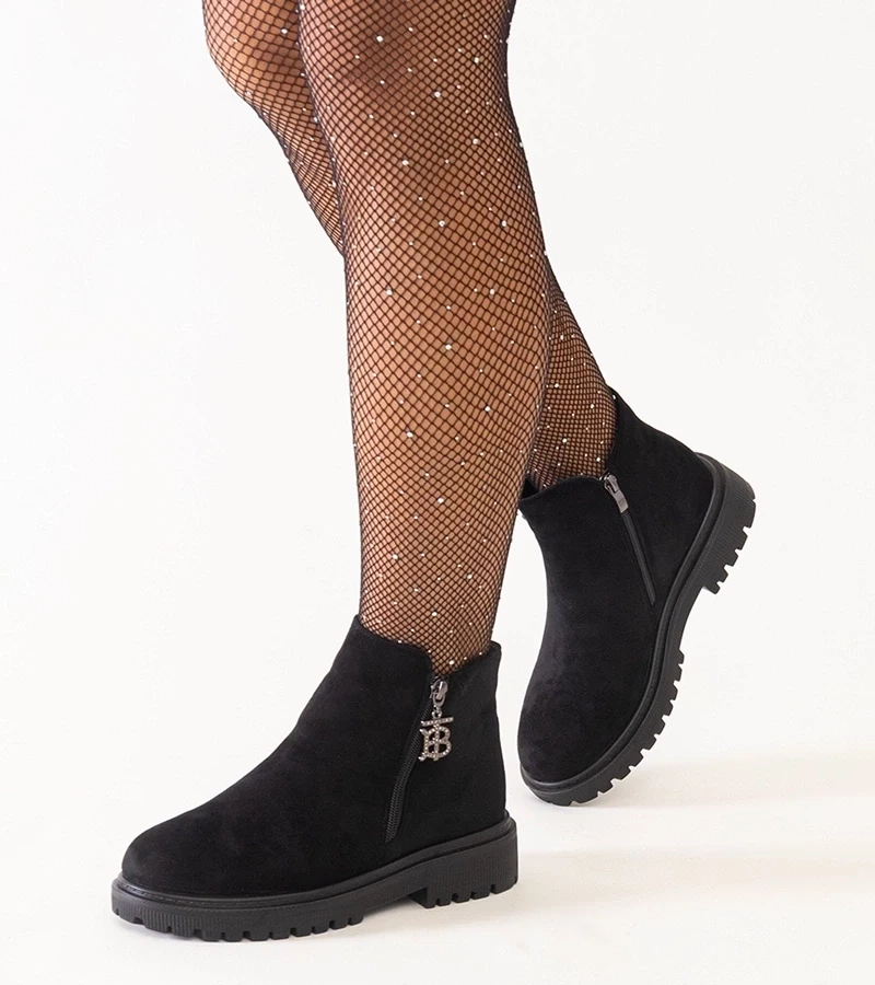 Gemre Botine negre cu un pandantiv decorativ pe platformă din ecologic suede Melane.