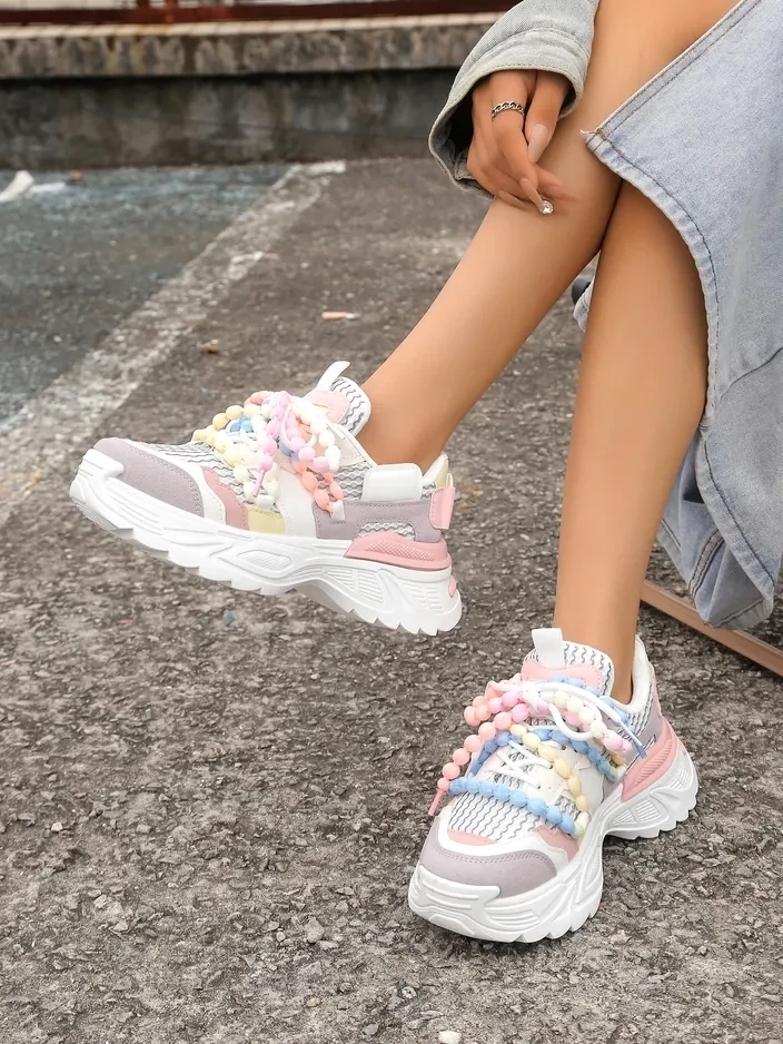 Resti Women's sporty sneakers on a thicker sole Loness