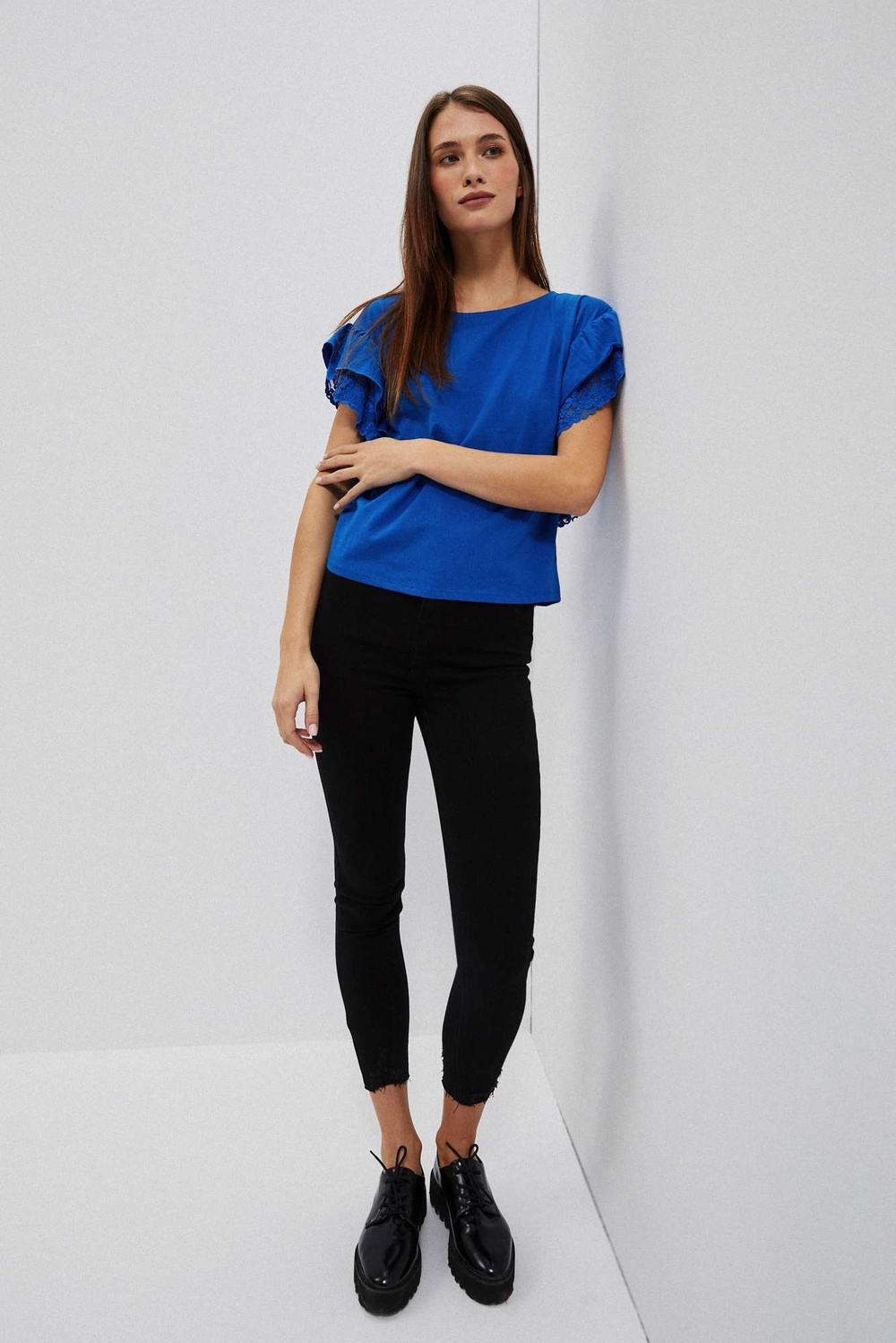 Slim fit jeans with frayed legs