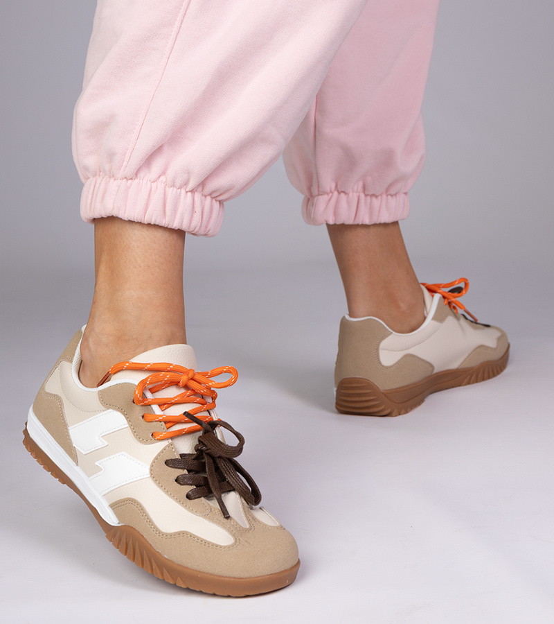Gemre Beige sneakers with colorful laces Bekki