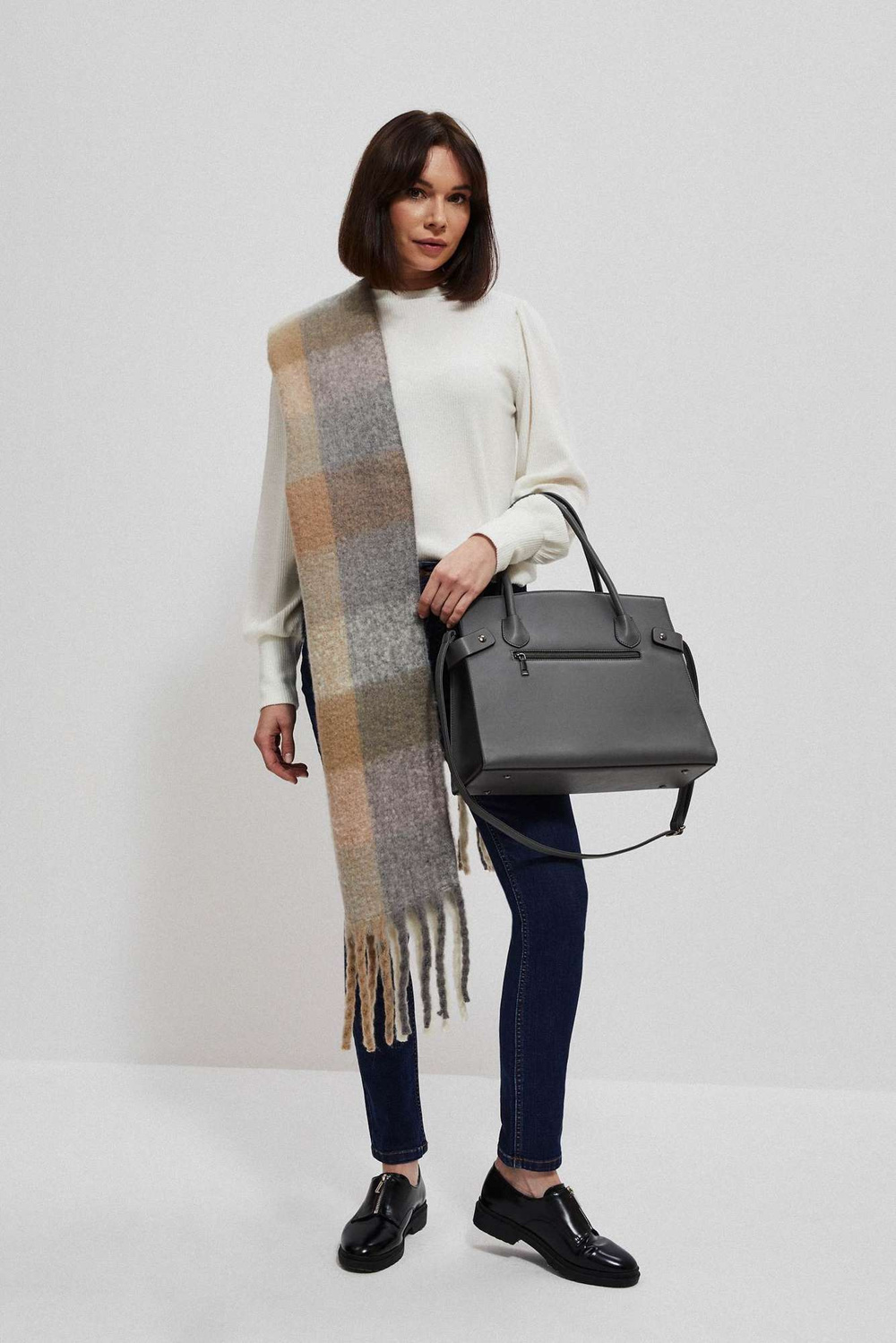 Marisse A warm scarf with a delicate pattern