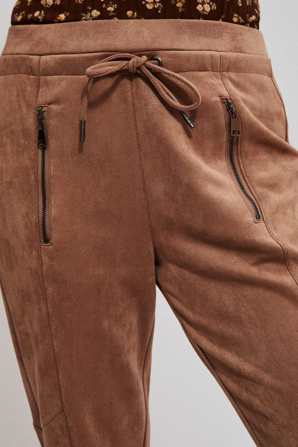 Pantaloni de trening cu buzunare cu fermoar