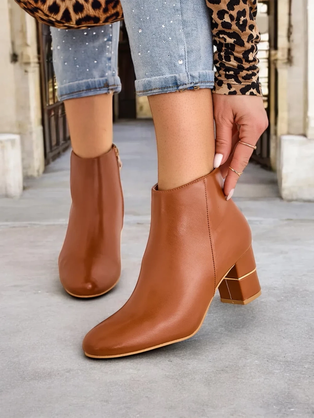 Resti Women's ankle boots on a post Afennor