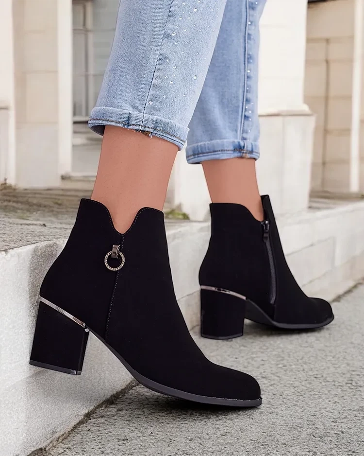 Resti Women&#039;s ankle boots on a post Omanto