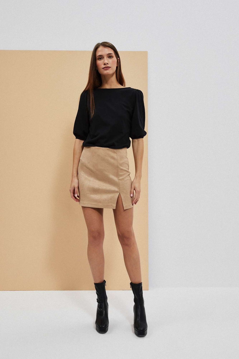 Mini skirt with slit