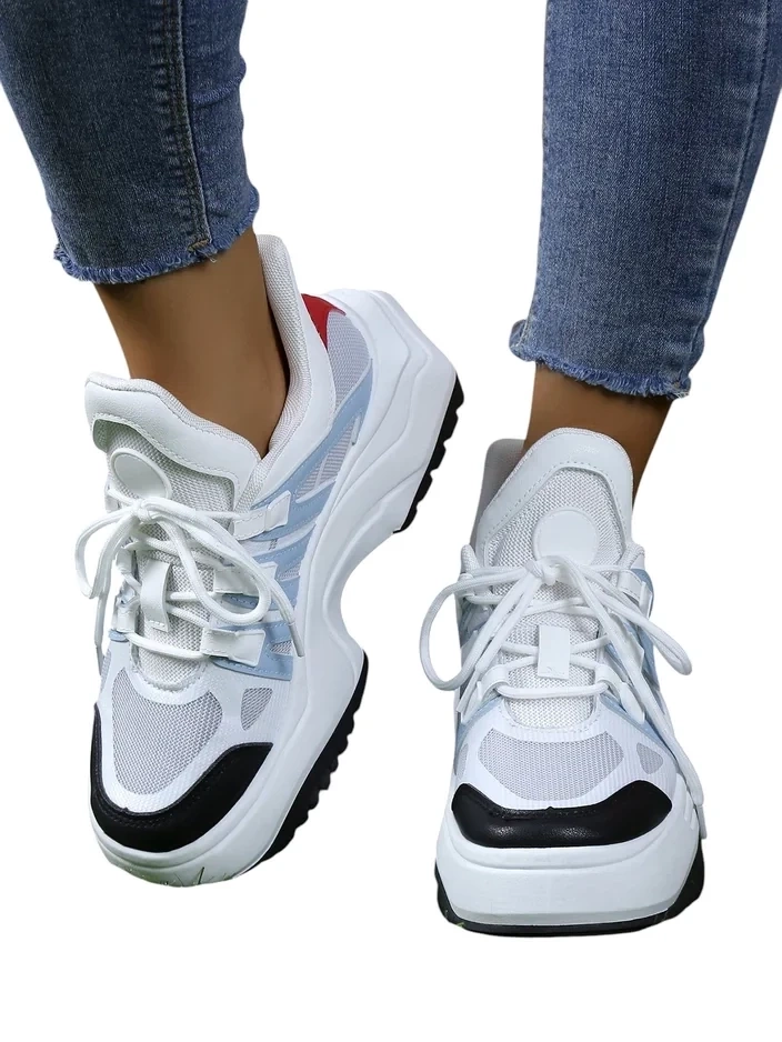 Resti Women's sporty sneakers on a thicker sole Loness